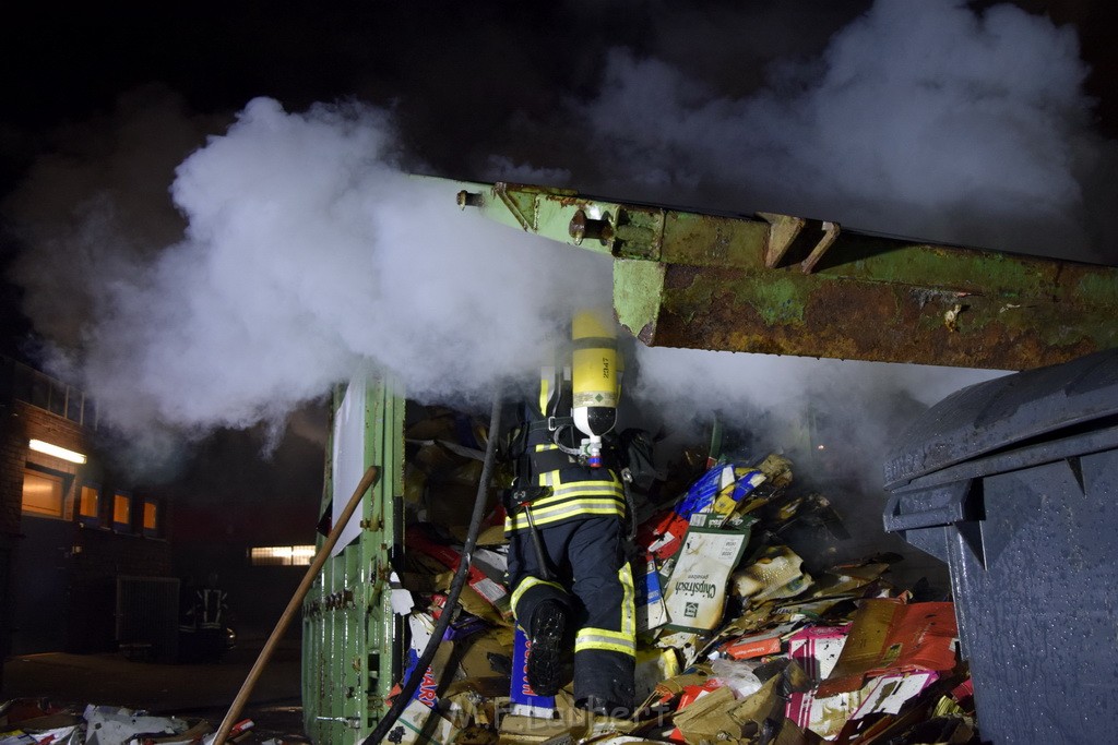 Feuer Papp Presscontainer Koeln Hoehenberg Bochumerstr P321.JPG - Miklos Laubert